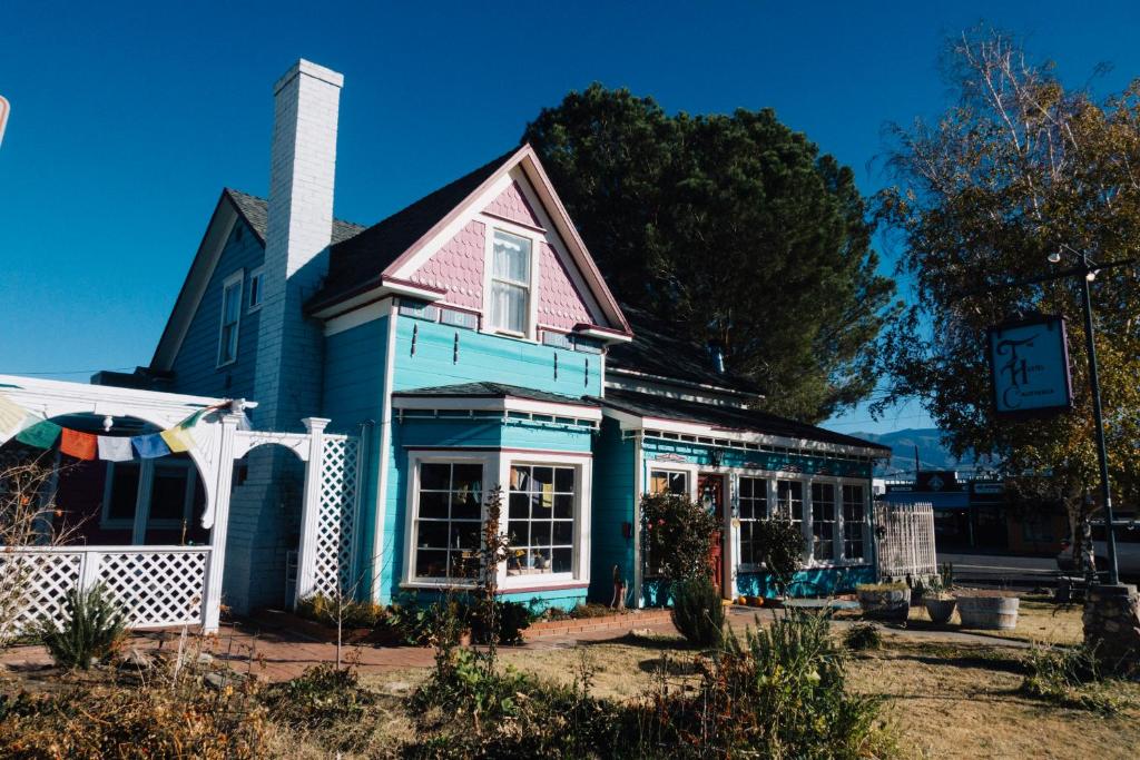 毕夏普加州旅舍的蓝色房子,有粉红色的屋顶
