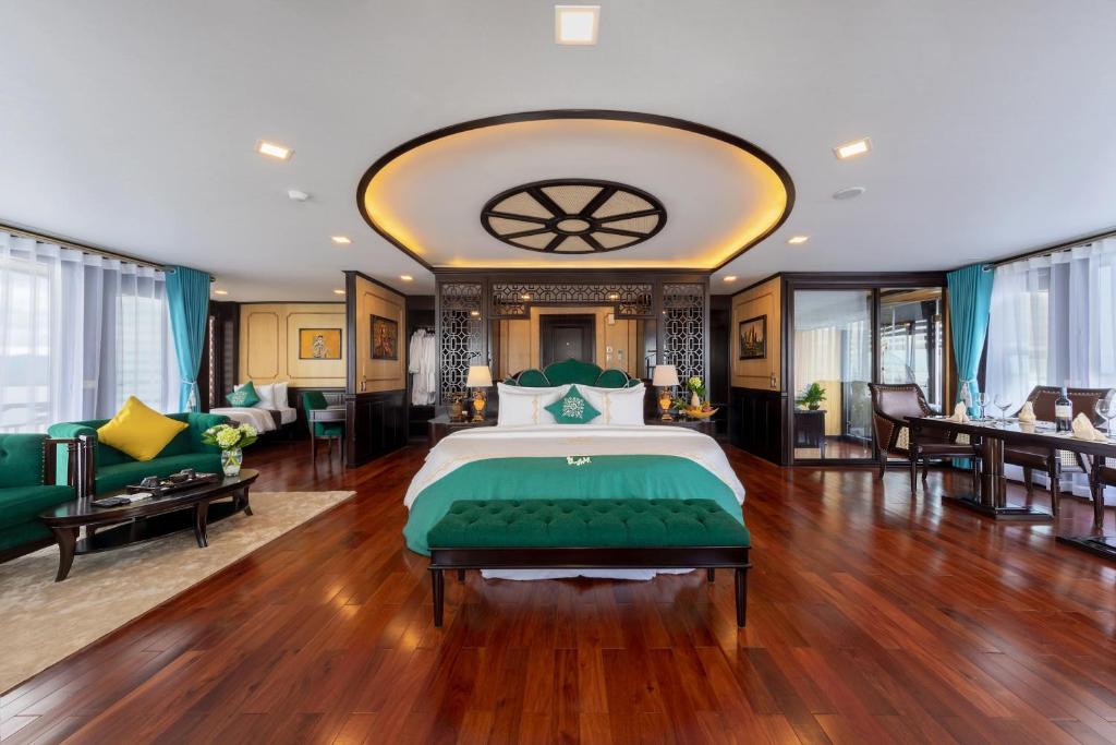 下龙湾La Regina Legend Cruise的一间卧室设有一张床和一间客厅。