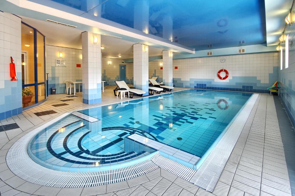 奥普尔节日酒店的大楼内的大型游泳池