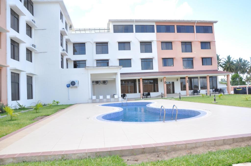姆特瓦拉Luwa Evergreen Hotel的建筑前有游泳池的建筑