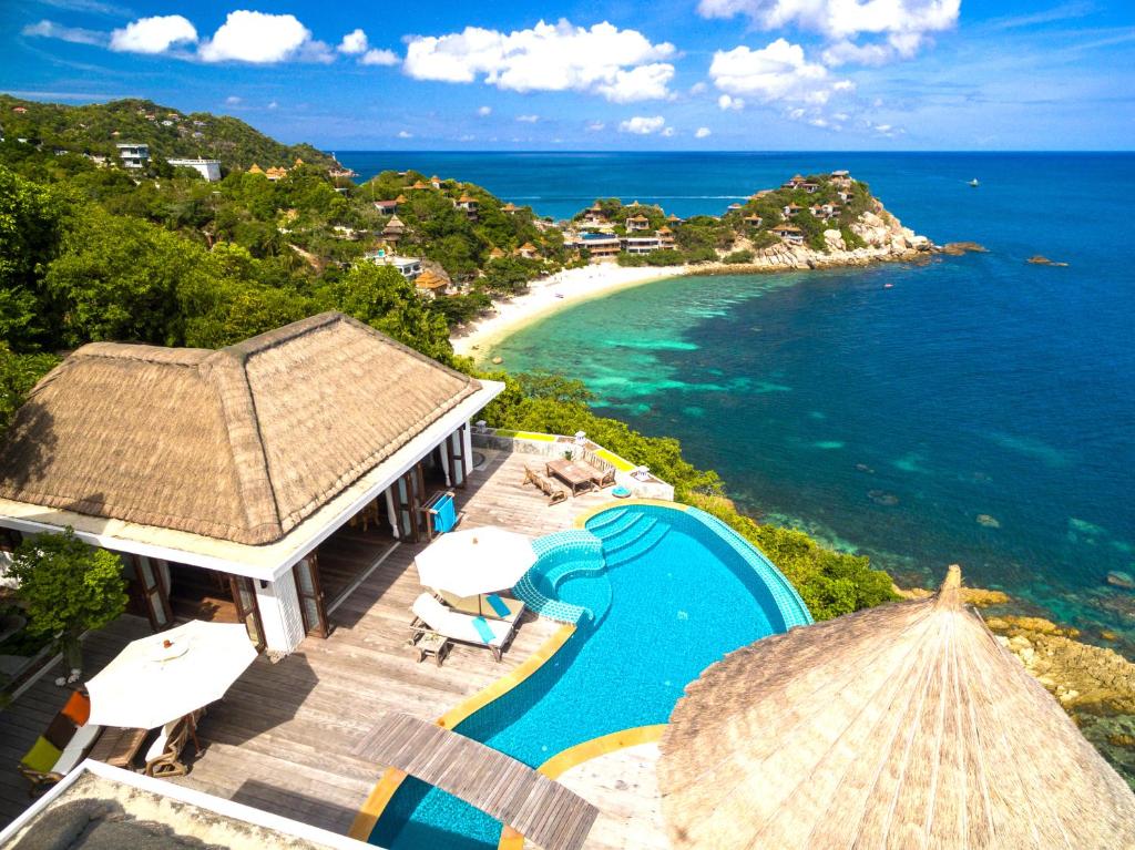 涛岛Villas Sabai Jai的享有度假胜地的空中景致,设有游泳池和海洋