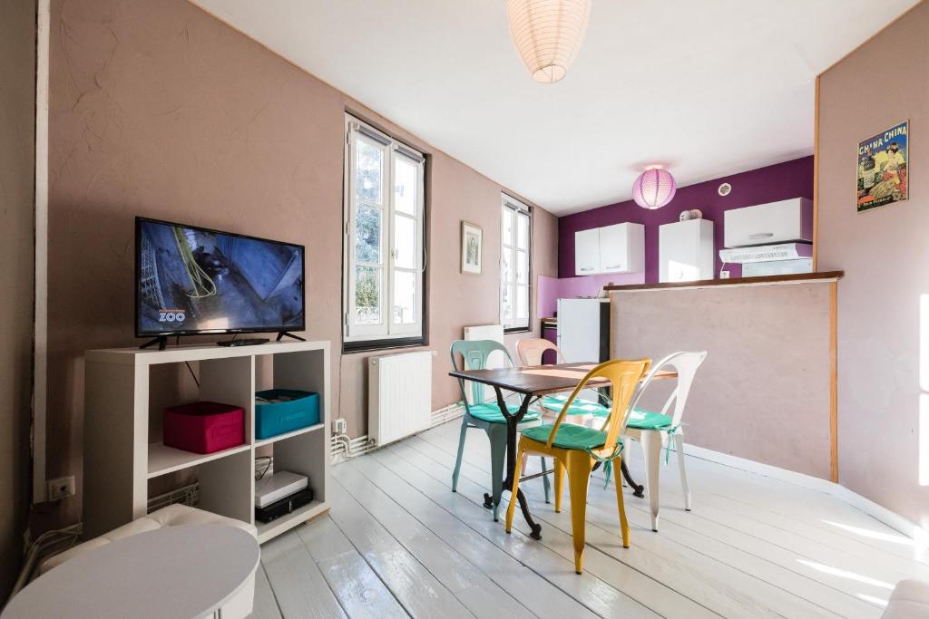 佩里格Appartements Saint-Front的小型用餐室配有桌椅