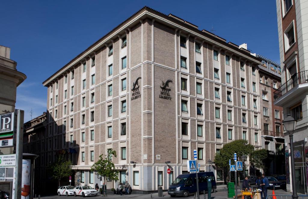 马德里里阿本酒店的城市街道上一座大型砖砌建筑