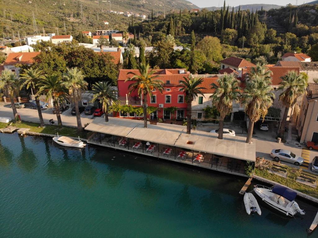 默克斯卡Hotel Vimbula - Komolac的享有棕榈树和建筑的河流的空中景致