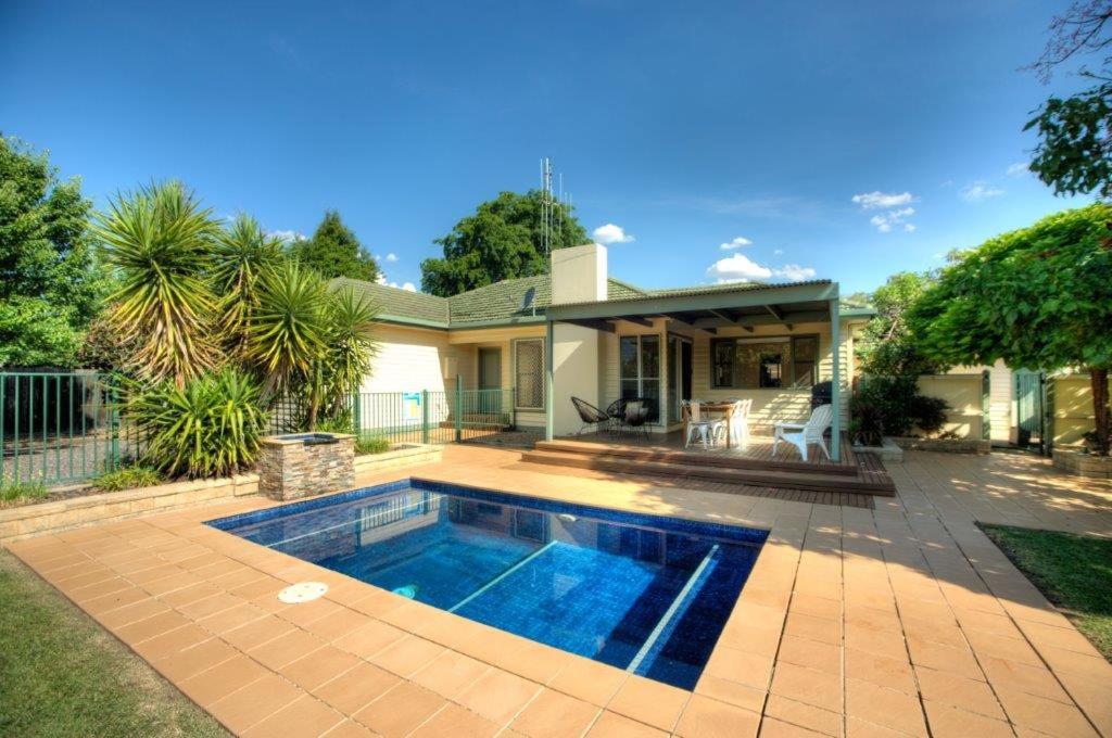伊丘卡Murray House的庭院中带游泳池的房子