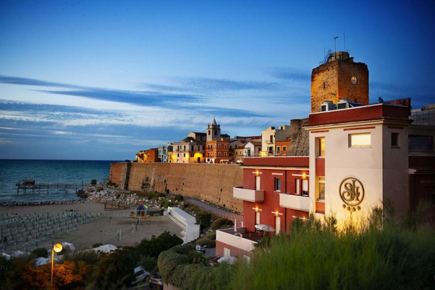 泰尔莫利Art Hotel Santa Lucia的享有海滩、建筑和大海的景色