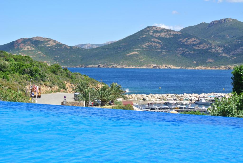 加莱里亚斯特拉海滨酒店的享有大海和山脉景色的游泳池
