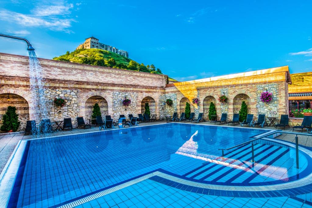 许迈格卡皮坦尼疗养酒店的一座山楼内的游泳池