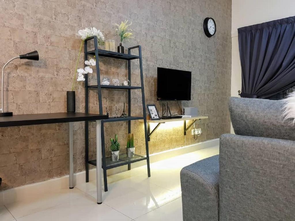 普崇Puchong 8-12 pax 5min LRT Cozy Apartment IOI Mall的客厅配有桌子、沙发和电视