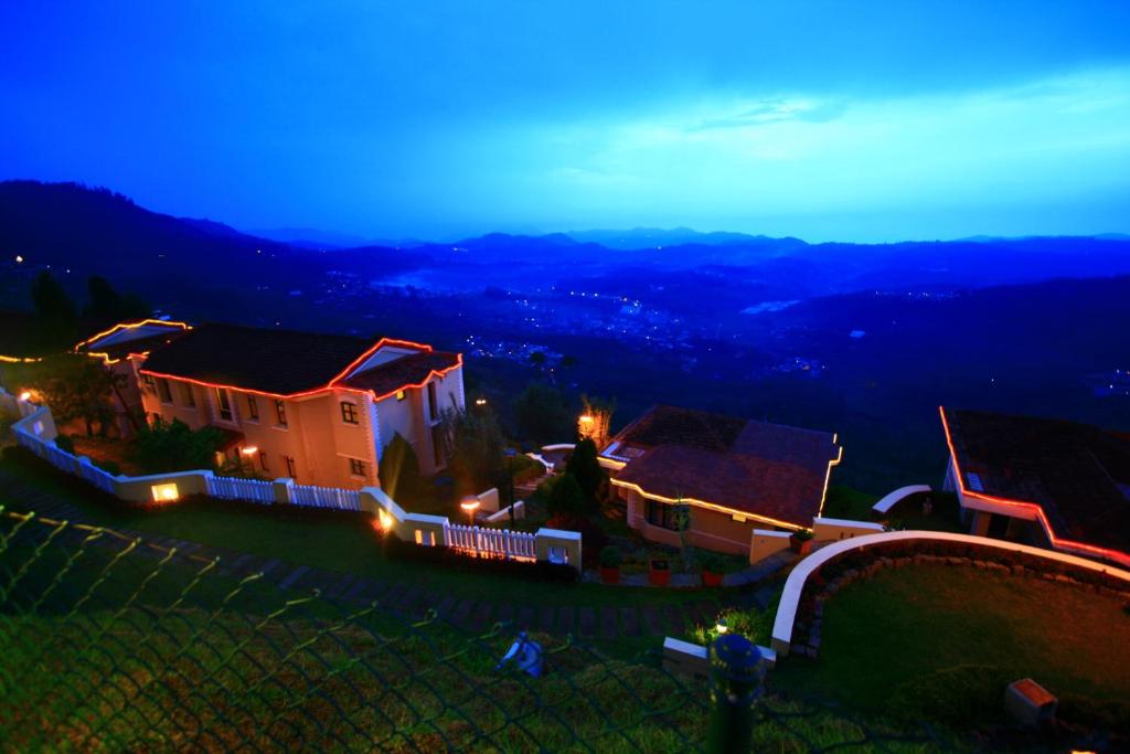 乌提Mountain Retreat - A Hill Country Resort的夜晚有灯的房屋景色