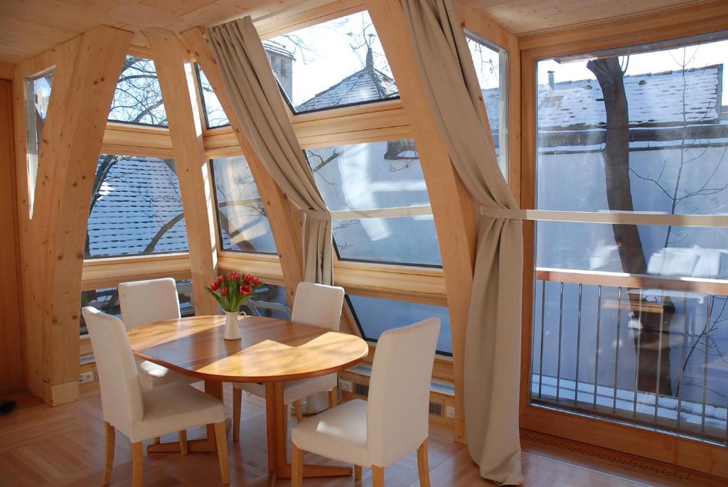 维也纳Sunny Apartments Vienna的一间带桌椅和窗户的用餐室