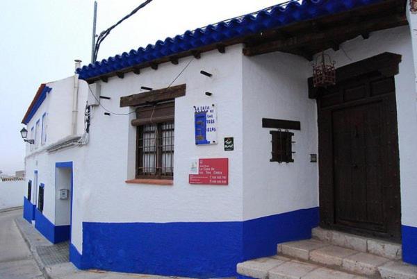 坎波德克里普塔纳Hotel Rural La Casa de los Tres Cielos的蓝白色的建筑,有门
