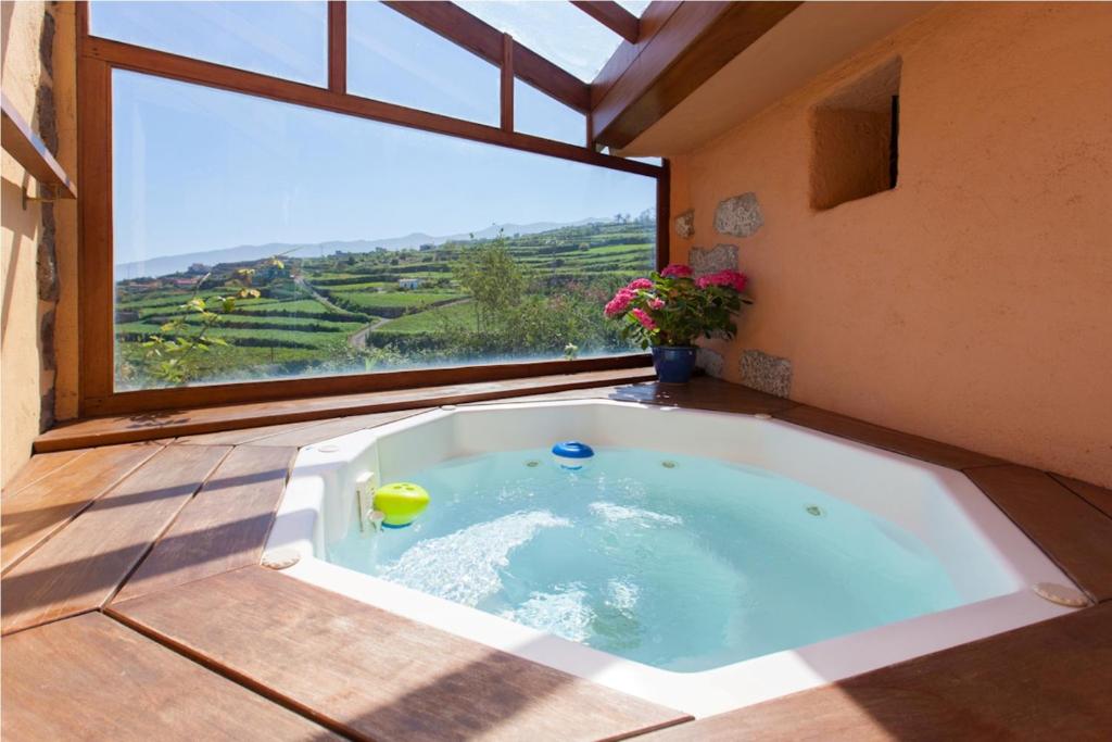 洛斯雷亚莱霍斯拉斯维加斯兰纳达斯乡村酒店的一个带大窗户的客房内的按摩浴缸