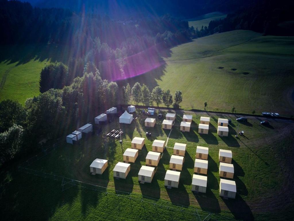 施皮尔贝格Event Lodge Camping Spielberg的树木和白色结构地的上方景色