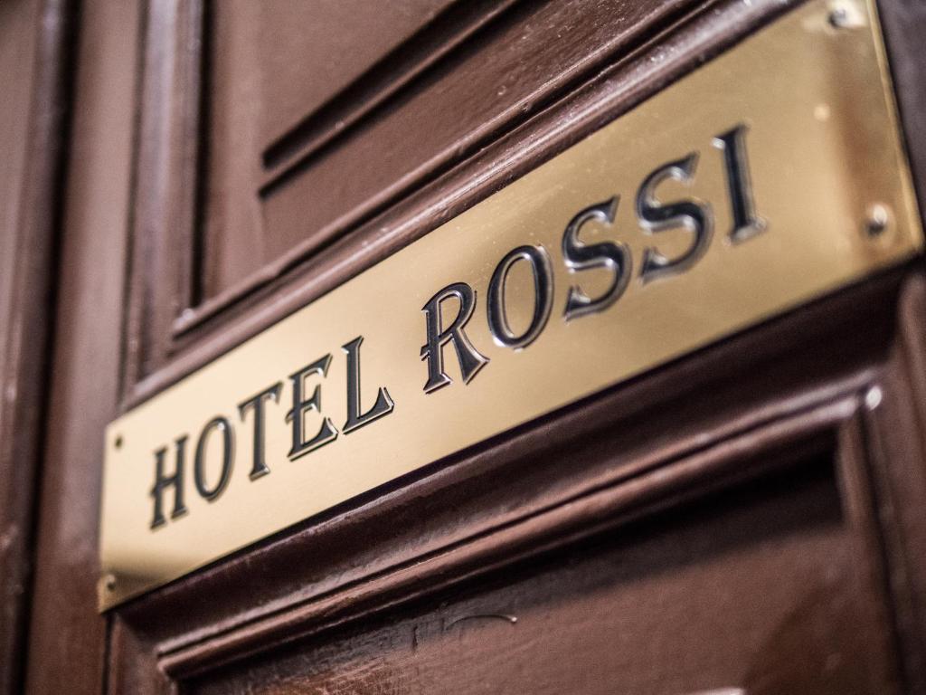 罗马Rossi Hotel的木门,上面有酒店要求的标志