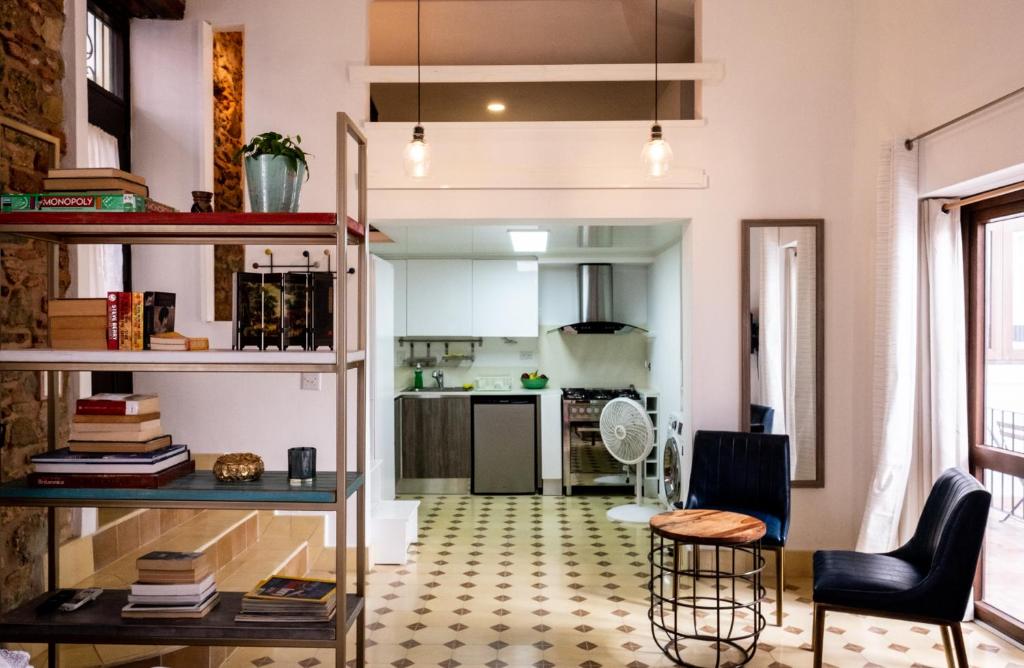 巴拿马城Small loft at Casa Neuman, Casco Antiguo的厨房以及带桌椅的起居室。