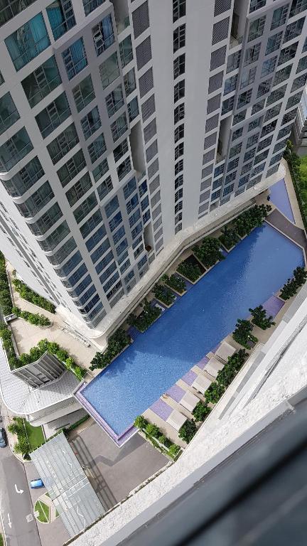 吉隆坡Robertson by MiRic的享有两座高楼高楼及游泳池的景色