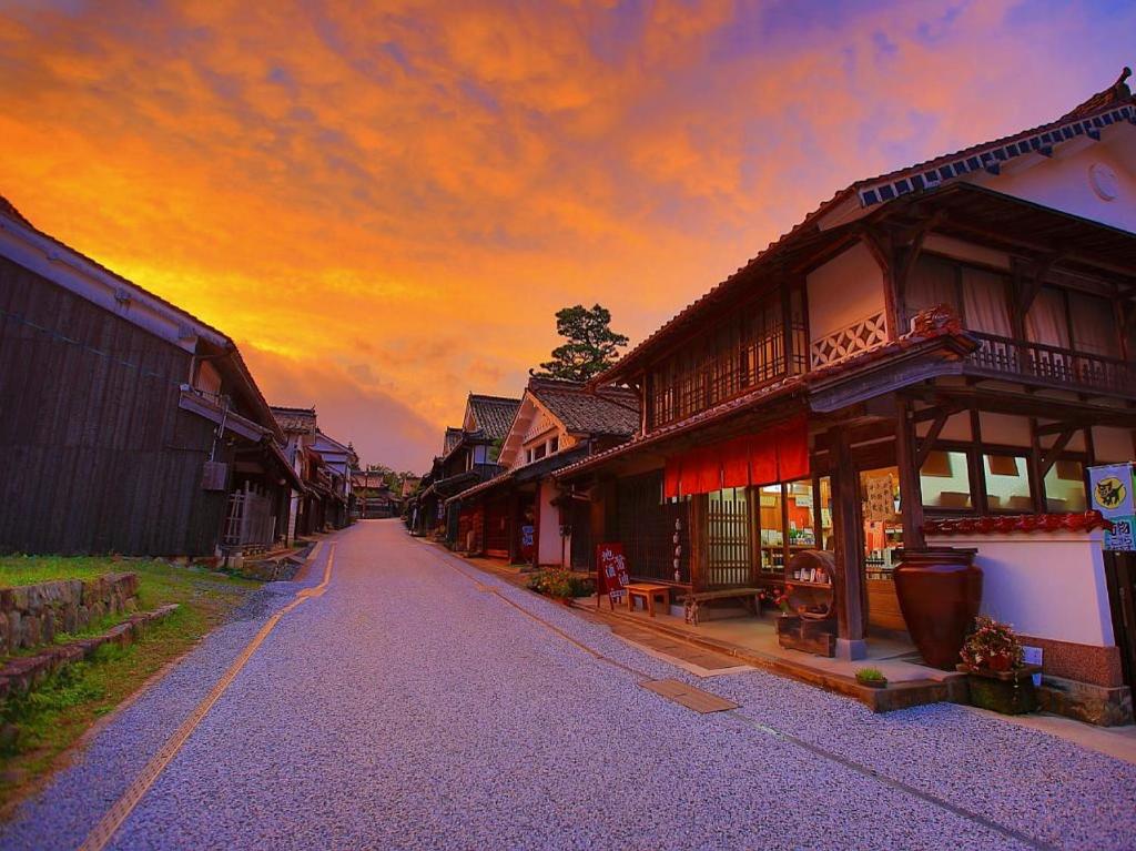 Fukiya十一村吹屋旅馆的一条空的街道,在村庄里,日落