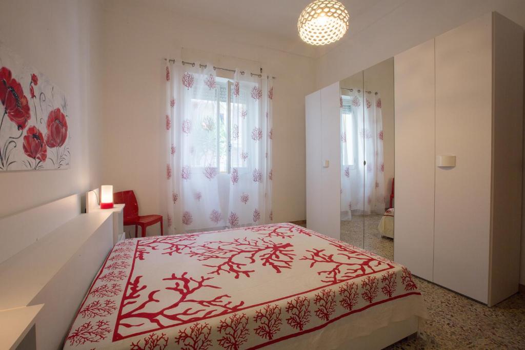 托雷圣乔万尼乌Villetta Angela的一间卧室配有一张带红色和白色床罩的床。