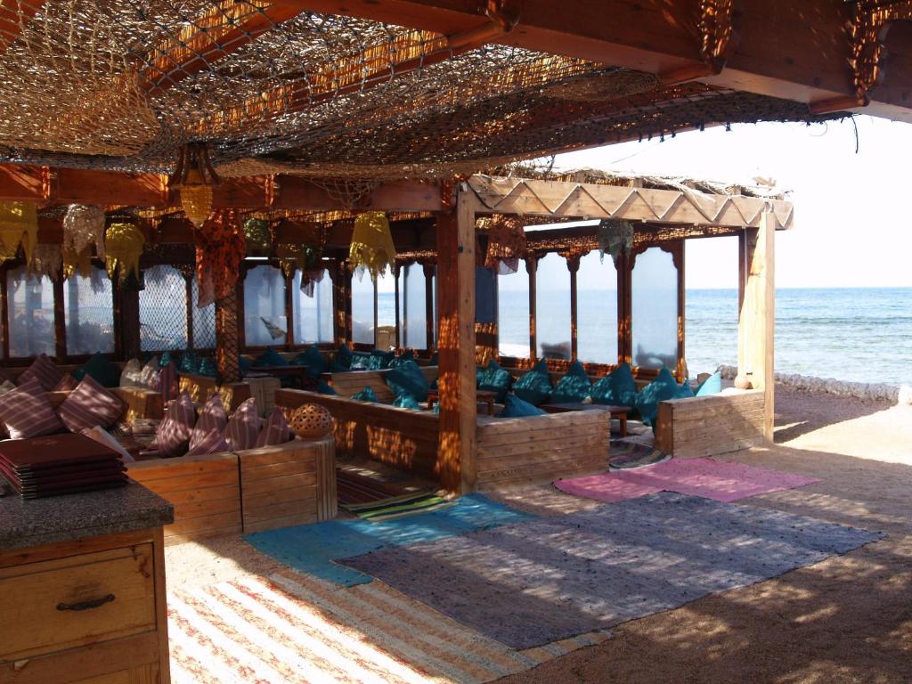 达哈布达哈布之星酒店的海滩上的凉亭,背靠大海