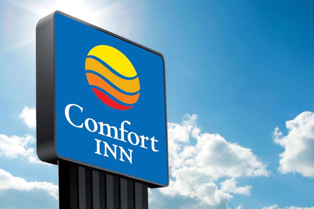 富尔顿戴尔Comfort Inn & Suites Fultondale Gardendale I-65的天上星星星标志