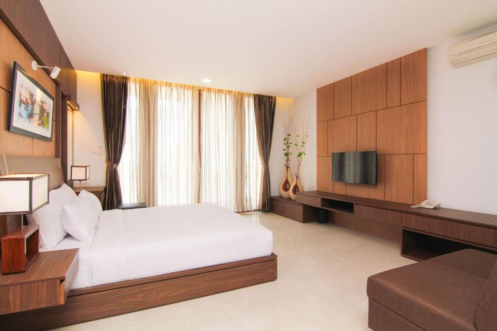 CitujaRozelle by d'best hospitality的酒店客房,配有床和电视