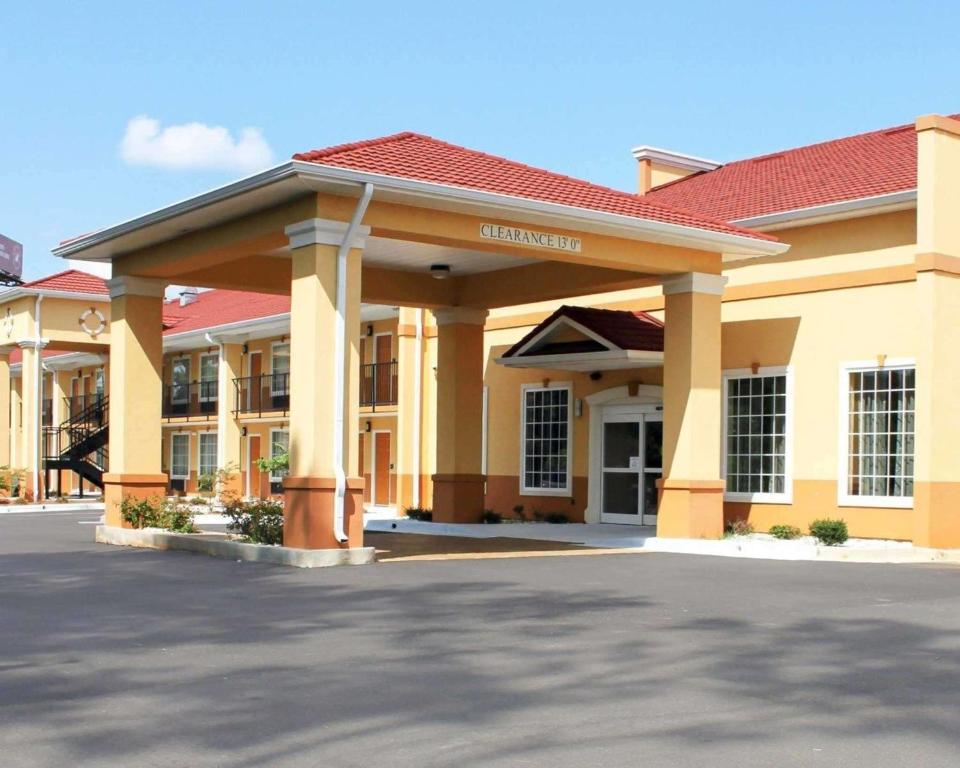 格林维尔Quality Inn & Suites Greenville I-65的前面有停车位的大楼