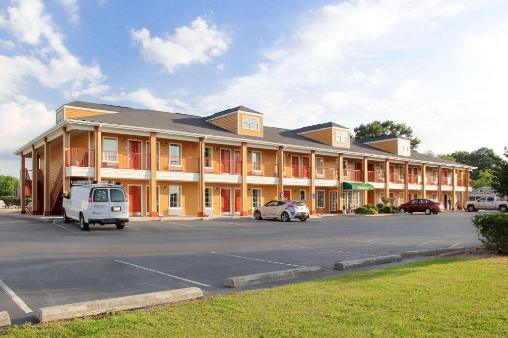 AlbertvilleQuality Inn Albertville US 431的停车场内停放汽车的大型建筑