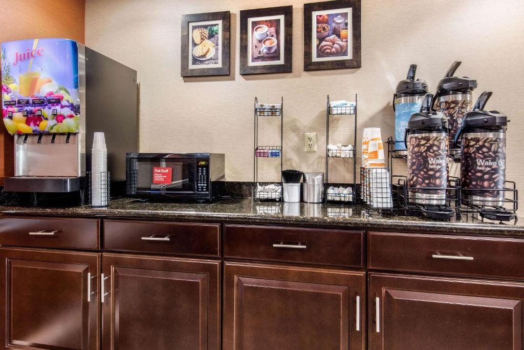 布赖恩特Comfort Inn & Suites Bryant - Benton的带咖啡壶的柜台的厨房