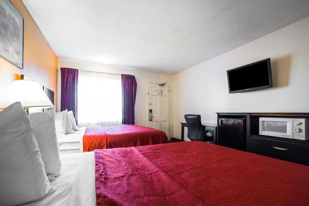金曼Rodeway Inn Kingman Route 66的一间有两张床和一台平板电视的酒店房间