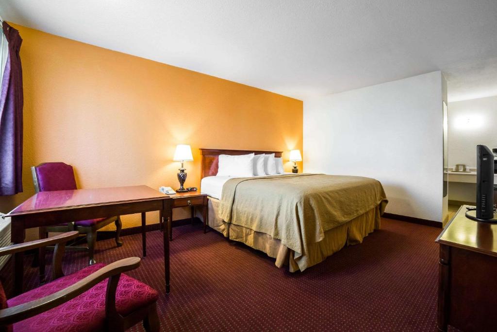 金曼Rodeway Inn Kingman Route 66的配有床和书桌的酒店房间