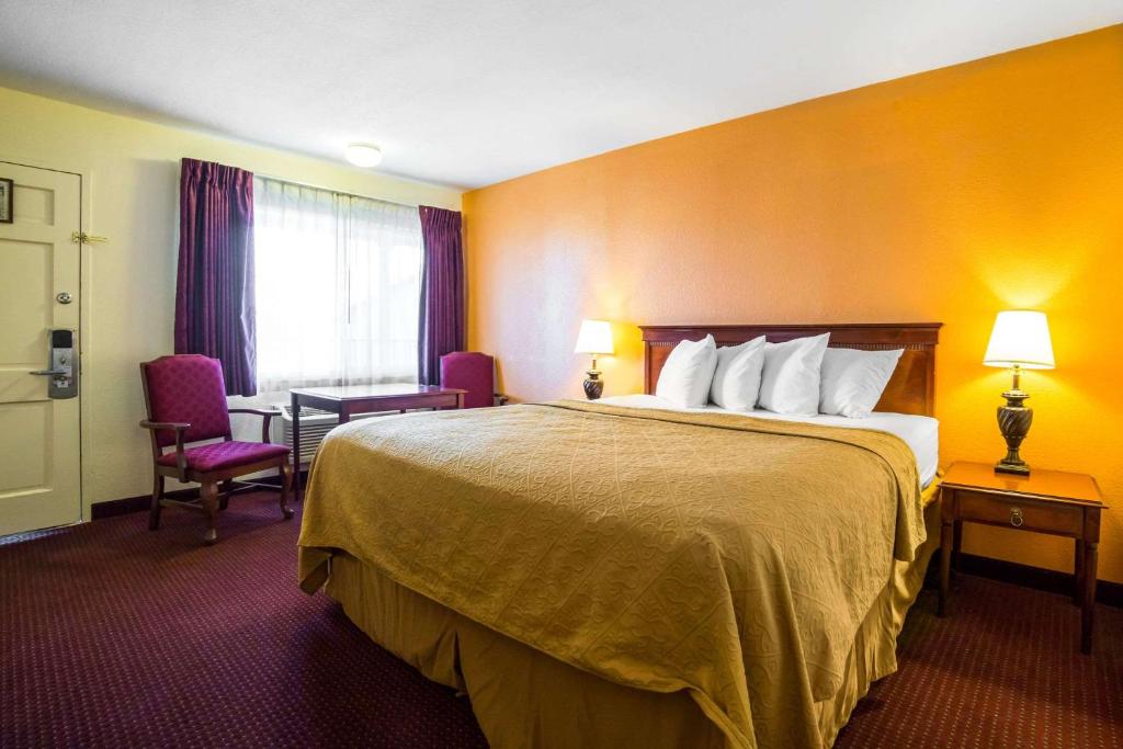 金曼Rodeway Inn Kingman Route 66的配有一张大床和一张书桌的酒店房间
