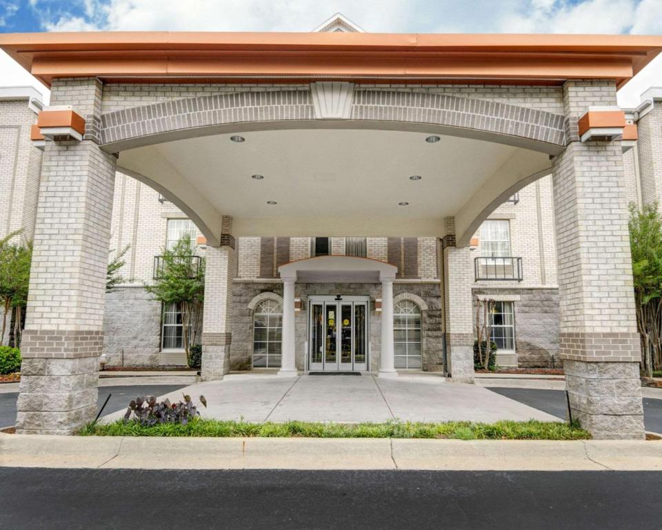 小石城Quality Inn & Suites Little Rock West的大型砖砌建筑,设有大门廊