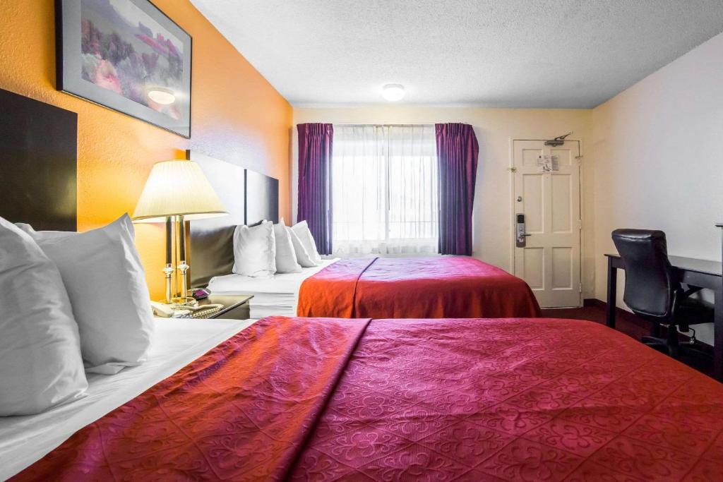 Rodeway Inn Kingman Route 66客房内的一张或多张床位