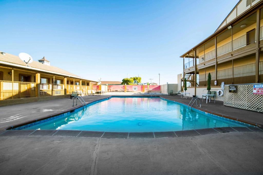 Rodeway Inn Kingman Route 66内部或周边的泳池