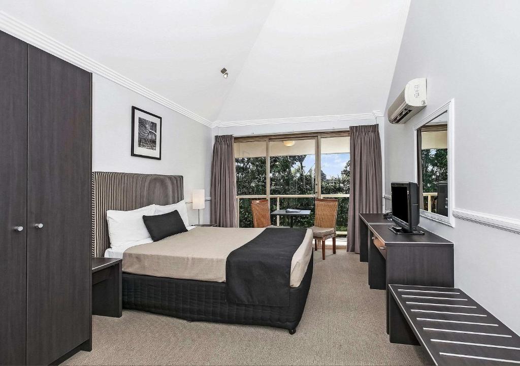 布里斯班Comfort Inn & Apartments Northgate Airport的酒店客房,配有床和电视