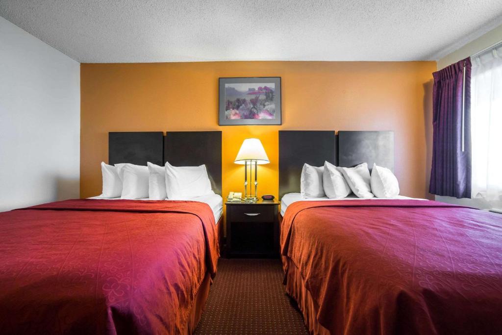 Rodeway Inn Kingman Route 66客房内的一张或多张床位