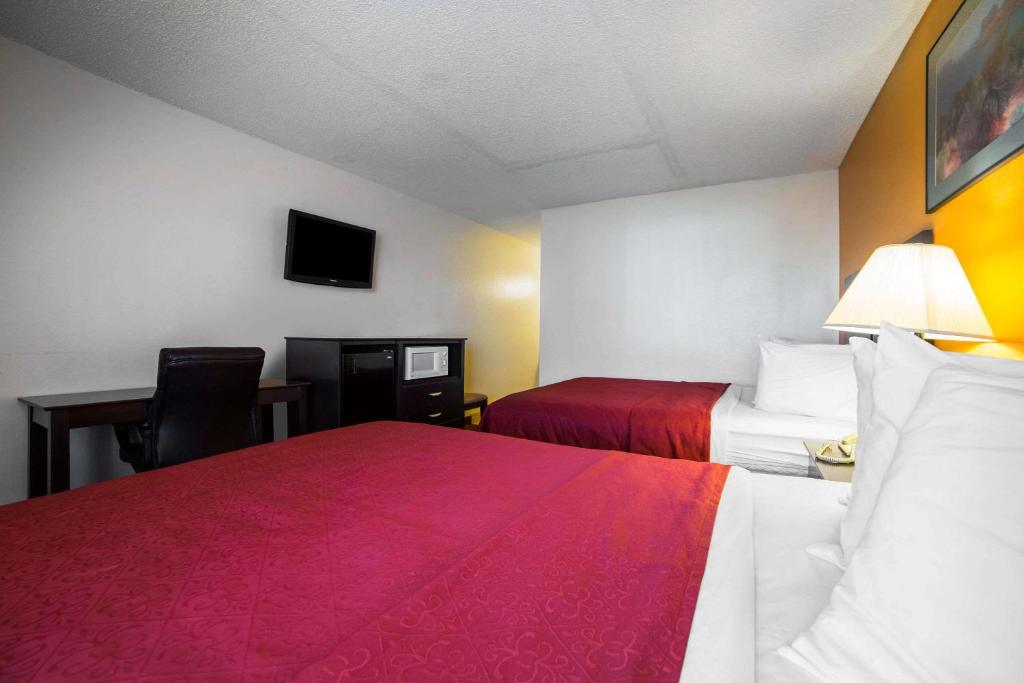Rodeway Inn Kingman Route 66客房内的一张或多张床位