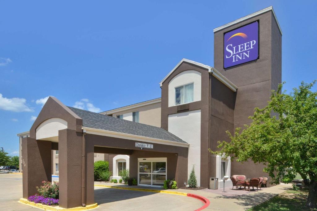费耶特维尔Sleep Inn Fayetteville North的带有阅读睡眠旅馆的标志的酒店