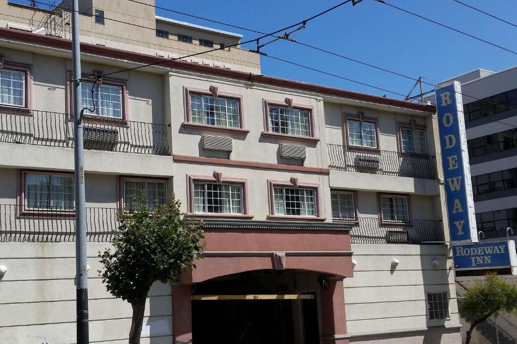 旧金山思域中心罗德威旅馆的一座大建筑,设有一座建筑的入口