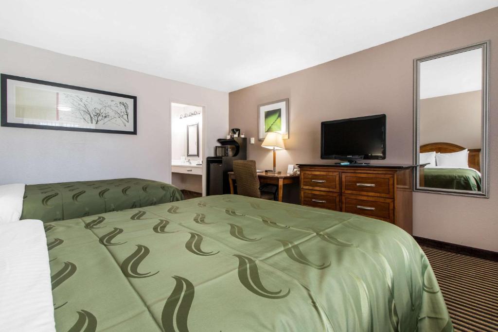 尤里卡BaySide Inn & Suites Eureka的配有一张床和一台平面电视的酒店客房