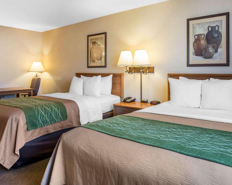 隆派恩Quality Inn Lone Pine near Mount Whitney的酒店客房设有两张床和两盏灯。