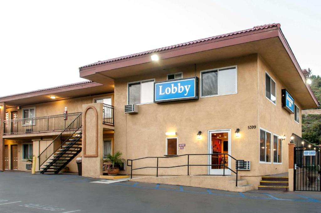 圣地亚哥Rodeway Inn San Diego Mission Valley/SDSU的带有大堂读物标志的建筑