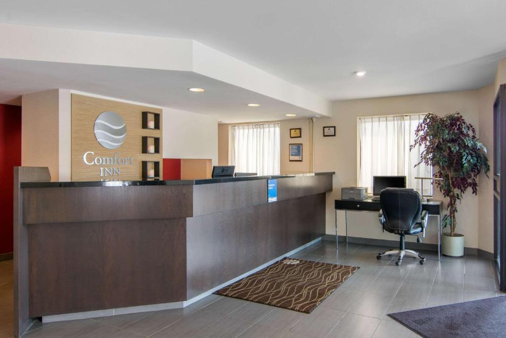 萨德伯里Comfort Inn Sudbury的办公大厅设有前台和电脑