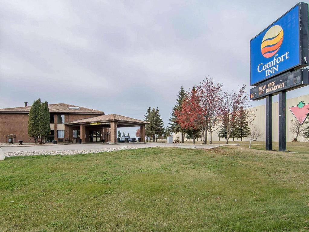 艾伯特亲王城Comfort Inn Prince Albert的大楼前汽车经销商的标志