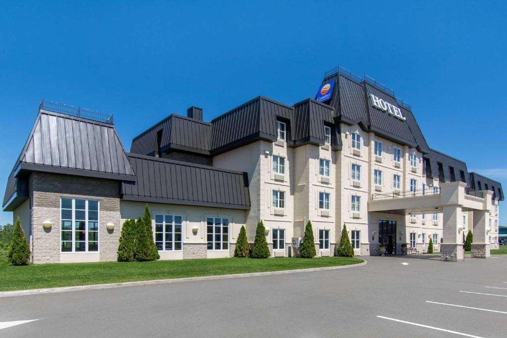莱维斯Comfort Inn & Suites Levis / Rive Sud Quebec city的黑色屋顶的白色大建筑