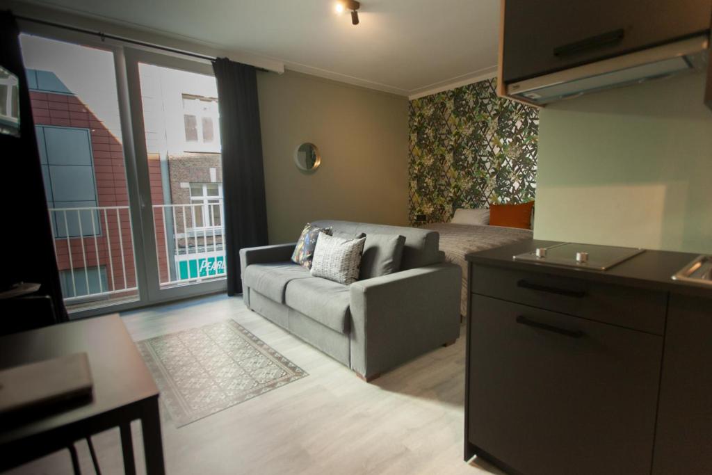 鲁汶Smartflats - Leuven的客厅配有沙发和1张床