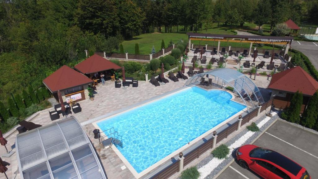 格拉博瓦茨SEDRA Holiday Resort-Adults Only的游泳池上方的滑梯景色
