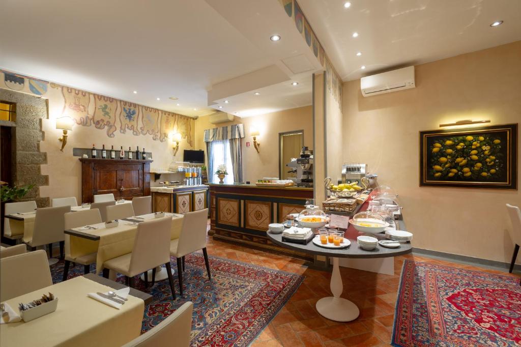 佛罗伦萨Hotel Davanzati的一间带桌椅的用餐室和一间厨房