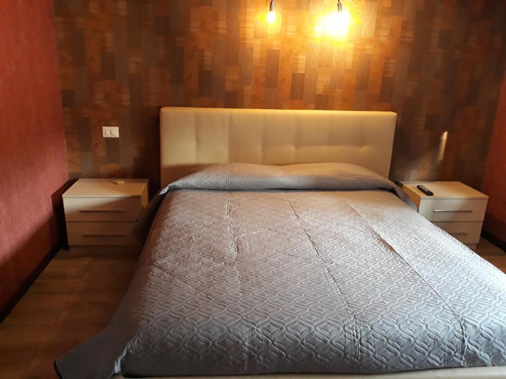 米兰Sira House Milano的一间卧室配有一张带2个床头柜的大床
